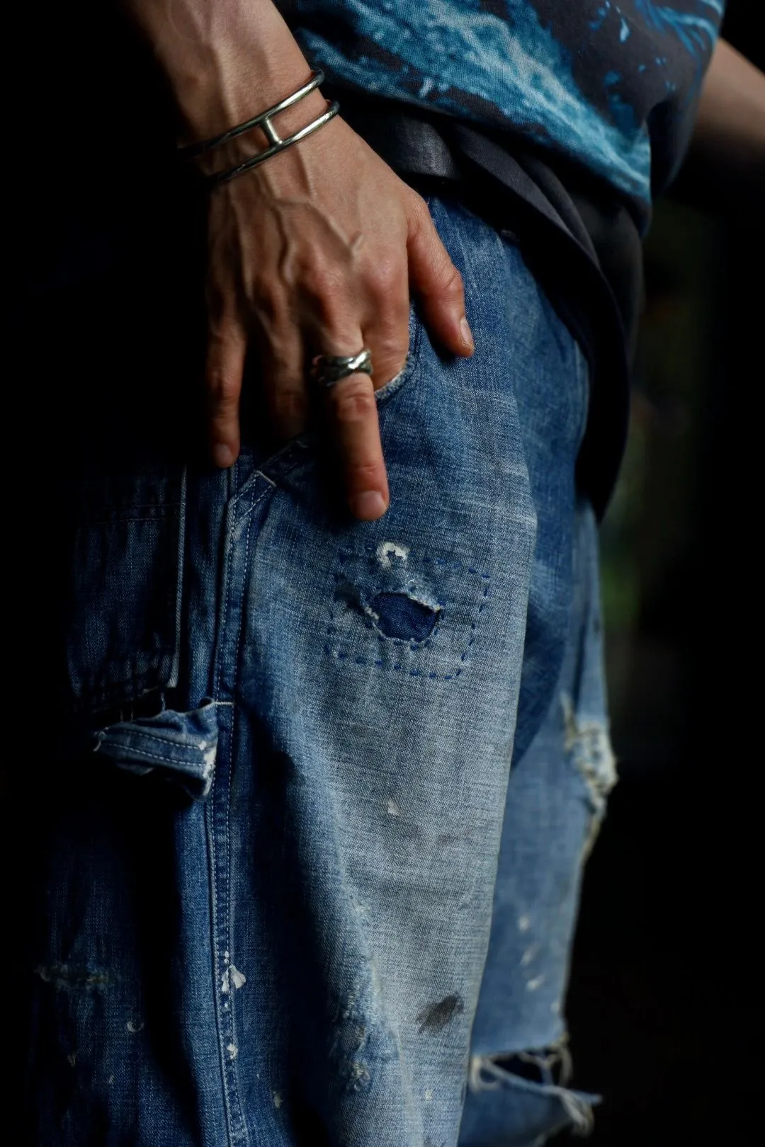 SAINT Mxxxxxx SAINT_DENIM PANTS/PAINTER /BLUE Logging trousers with knife-cut holes and splashed ink. Patch jeans. Blue S-XL. All accessories are molded and customized. Super heavy work. Washed and distressed. Knife-cut holes. Artificial splashed ink graffiti. Authentic version. Loose and stylish.